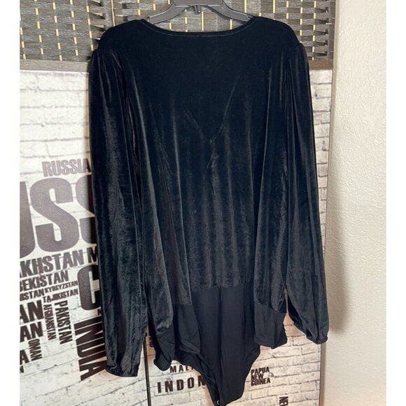Torrid Plus 5 Black Velour-Velvet Stretch V-Neckline Long Sleeve Bodysuit - Picture 3 of 6